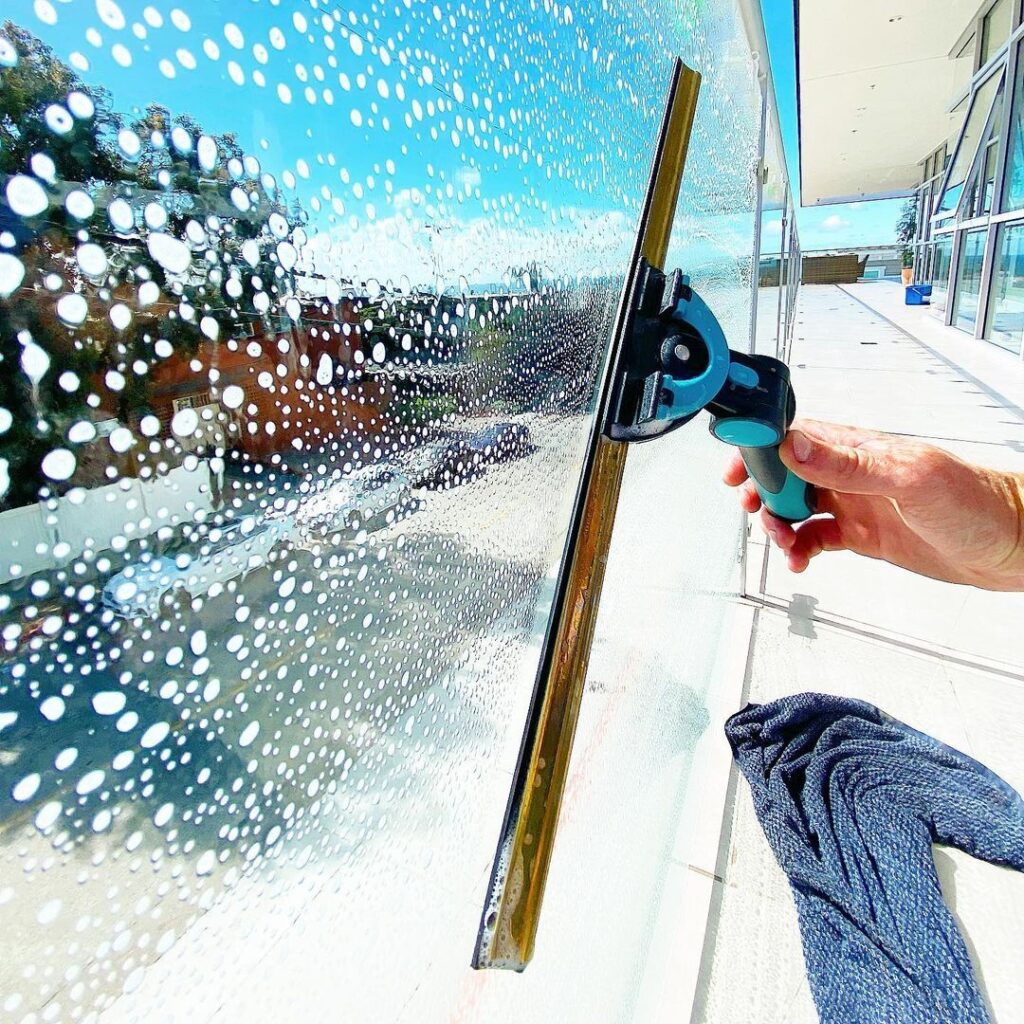 luxwindowwashingllc_sunny-pic_ebe7423e-be53-479f-b512-424abb30b501